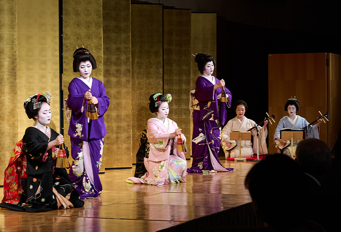 舞妓による舞踊披露